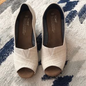 Tons peep-toe wedge sanders